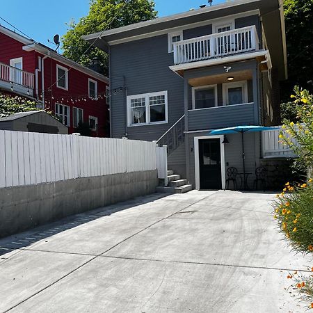 Modern And Warm House Villa Seattle Exterior photo